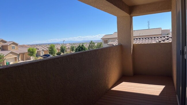 Building Photo - **Beautiful 4 Bedroom Home**Located in Lom...
