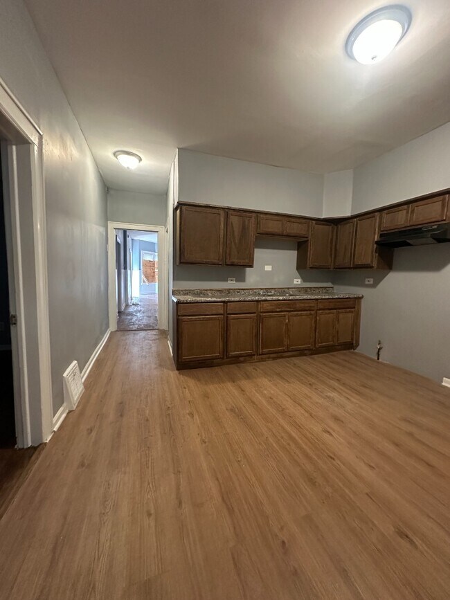 Building Photo - Freshly Renovated 5-Bedroom Home in South Chicago – Available Oct 15