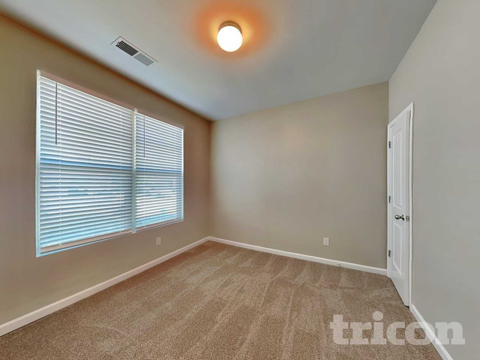 Building Photo - 165 Daisy Cir