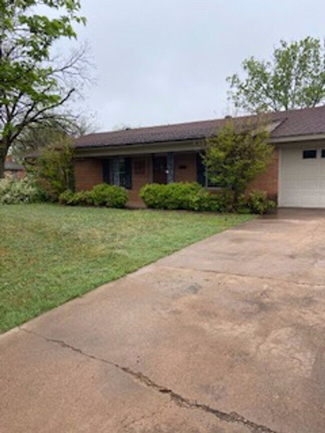 Primary Photo - 2250 Greenbriar Drive