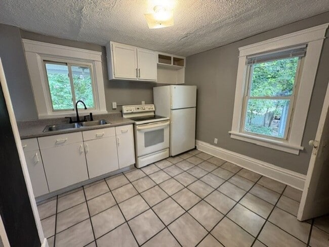 Building Photo - Charming Akron Upstairs Rental with Spacious Rooms and Included Appliances