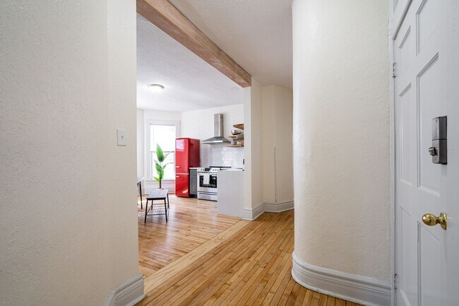 Building Photo - 4Bdrm Upper Flat of Eastside Duplex Fully ...