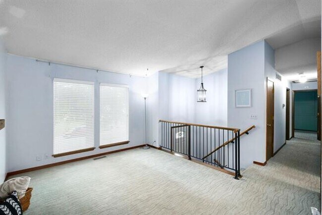 Building Photo - Spacious home near 55th st. S. and Broadway