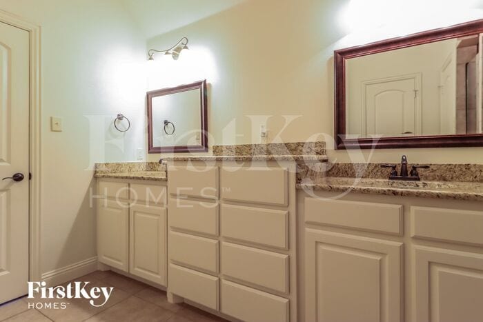 Building Photo - 723 La Paloma Rd