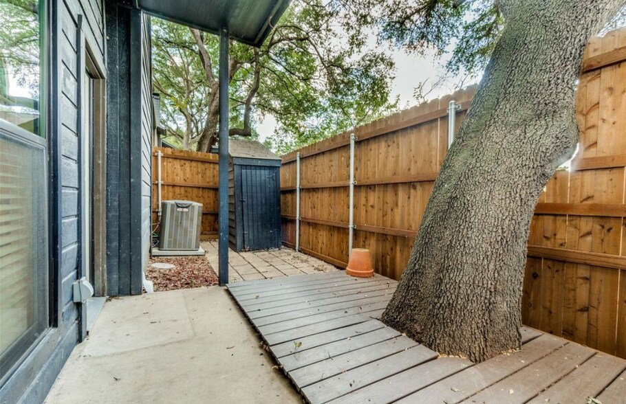 Building Photo - 7525 Holly Hill Dr