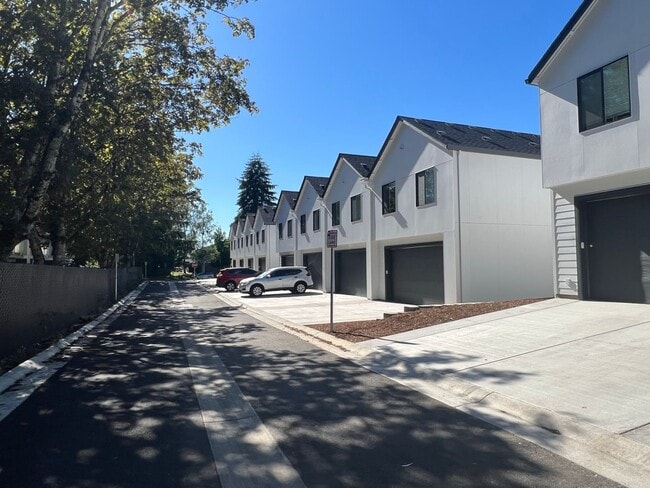 Building Photo - Beautiful, Newer Townhome!  Walking distance to many amenities.