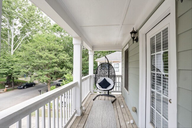 Building Photo - Spacious Grant Park Home