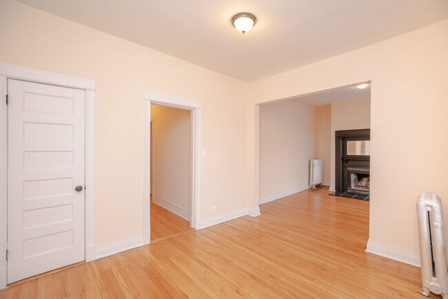 Building Photo - 1530 W Wilson Ave