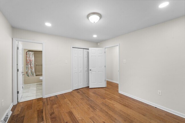 Building Photo - 983 Beverly Dr