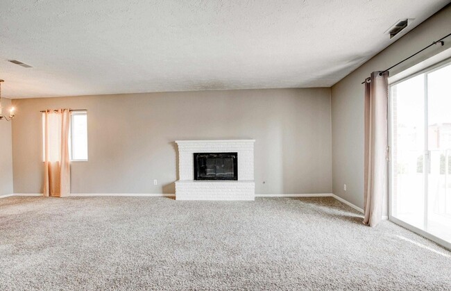 Building Photo - Walking distance to UNMC - Just open!