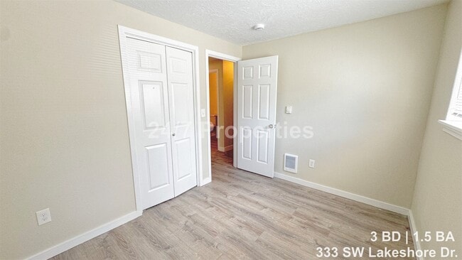 Building Photo - 333 SW Lakeshore Dr