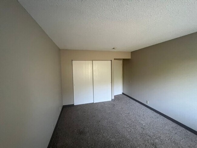 Building Photo - Convenient Downtown Location!
