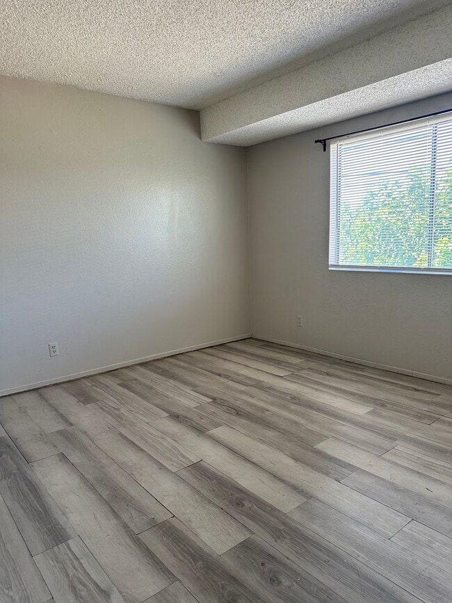 Building Photo - Three bedroom townhome with 2 car garage a...