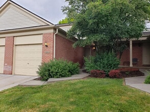 Building Photo - 3088 Village Cir