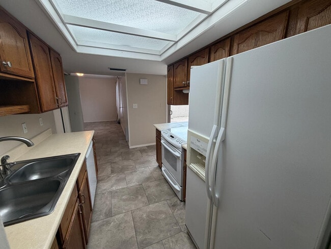 Building Photo - 1609 E Ellis Dr