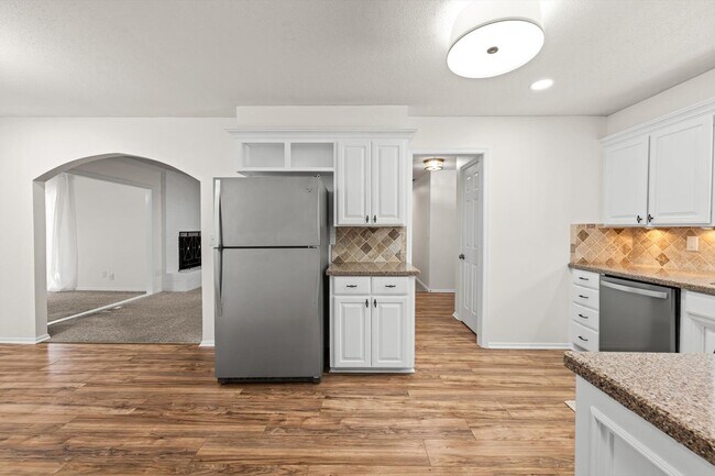 Building Photo - Updated Edmond 3BR Home – Walk to Orvis Risner Elementary – Easy OKC Commute