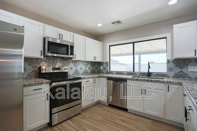 Building Photo - 1817 E Alameda Dr