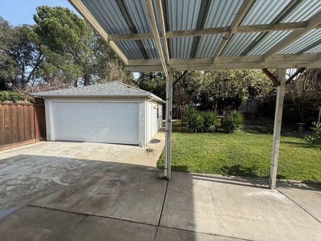 Building Photo - Beautifully Updated 3-Bedroom Home Next to Franklin Park