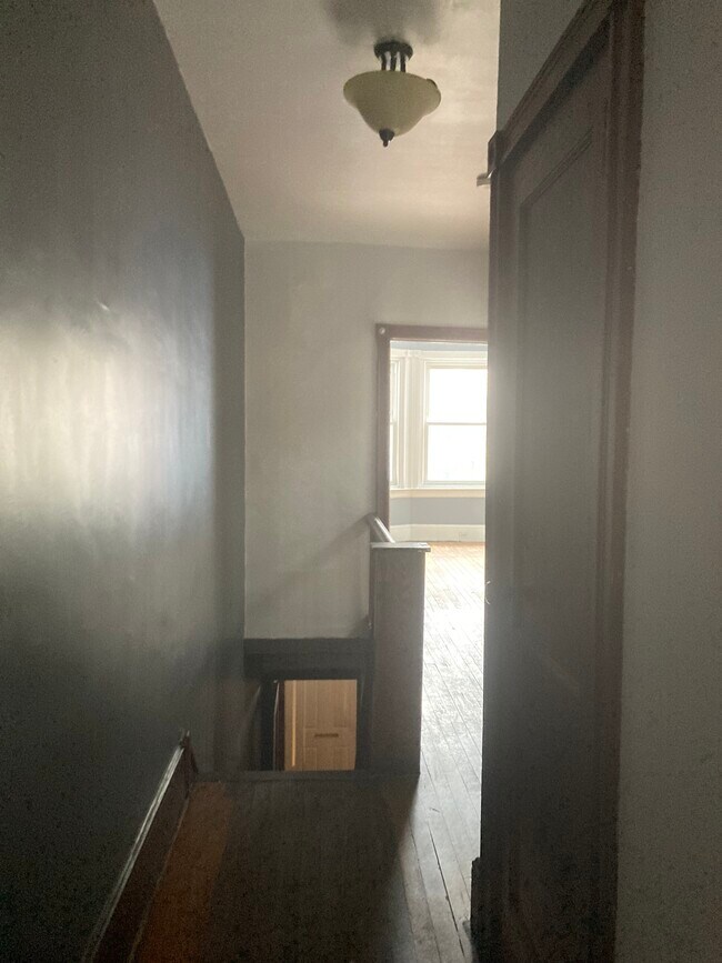 Entryway - 1533 Overington St
