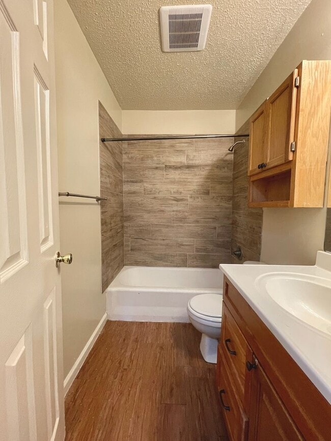 Building Photo - Charming 2 bedroom, 1 bath home with carpo...
