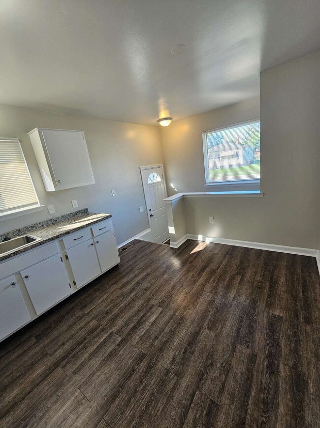 Building Photo - 3 Bedroom Ranch with Hardwood Floors, Eat-In Kitchen, Full Basement & All Appliances!
