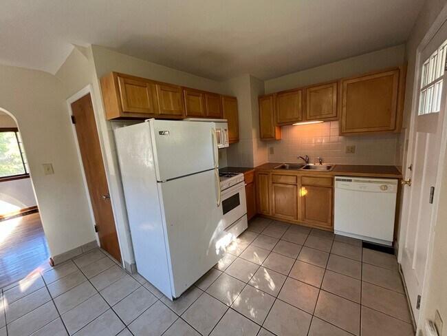 Building Photo - **3-BEDROOM HOUSE W/ 2-CAR GARAGE IN BEECH...