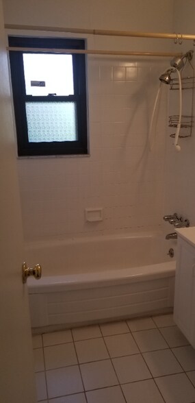 Building Photo - 401 US-22