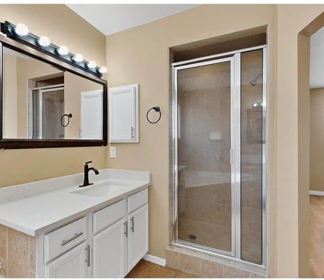 Building Photo - 4 BEDROOM 3 BATHROOM HOME! fully remodeled...