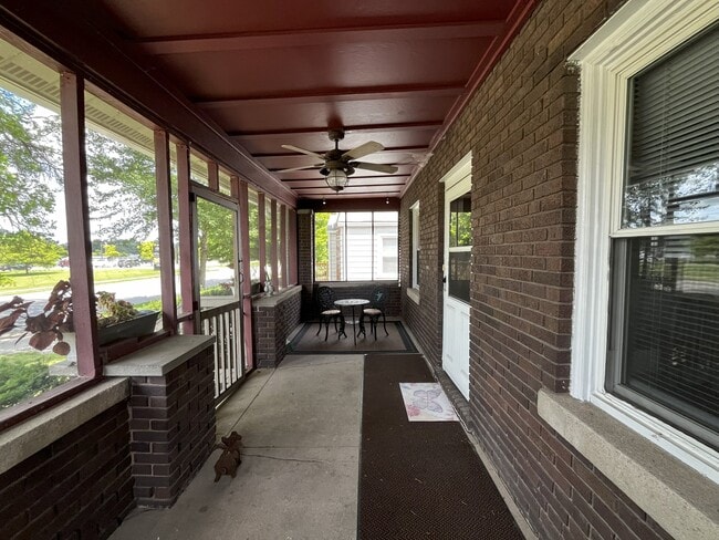 Screened in porch - 1612 W Washington St