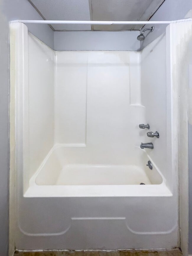 Building Photo - PRELEASING for AUGUST! Close to Campus