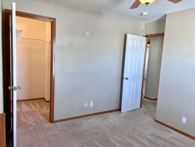 Building Photo - Beautiful 3 Bed/2.5 Bath End Unit Two-Level Townhome! Wonderful Deck off Living Room with backyar...