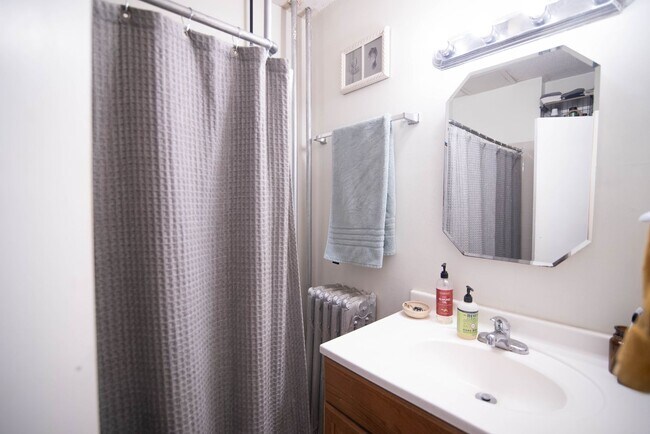 Building Photo - 419 W Franklin Ave