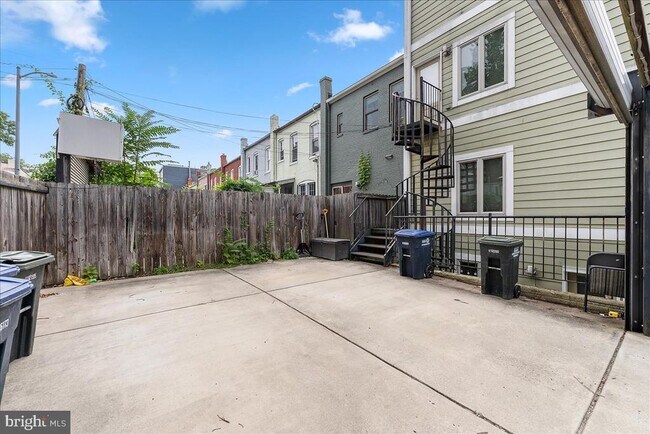 Building Photo - 471 Luray Pl NW