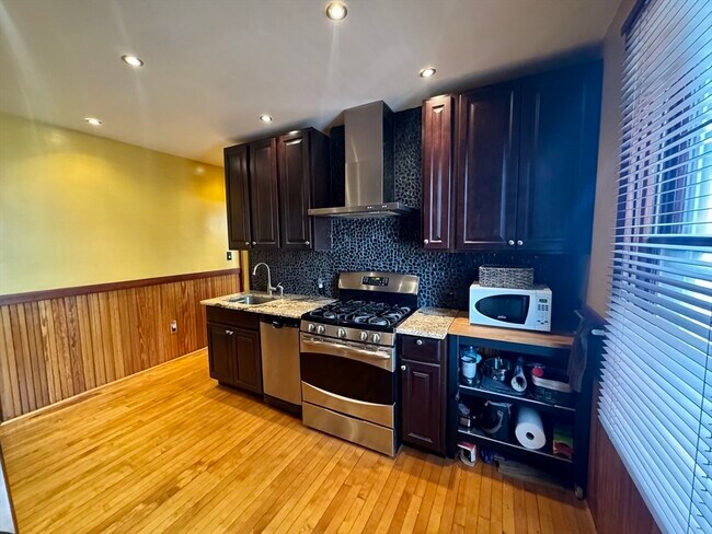 Building Photo - 52 Hussey St