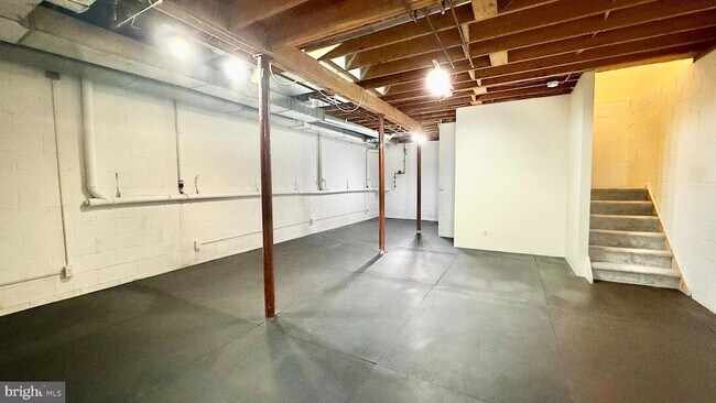 Building Photo - 305 Marten Rd