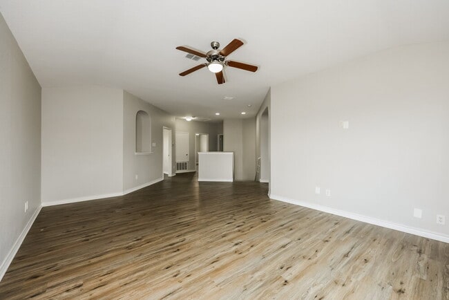 Building Photo - 824 Honey Dew Ln