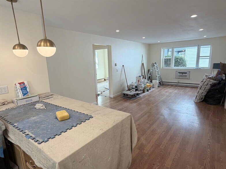 Building Photo - 104 Trowbridge St