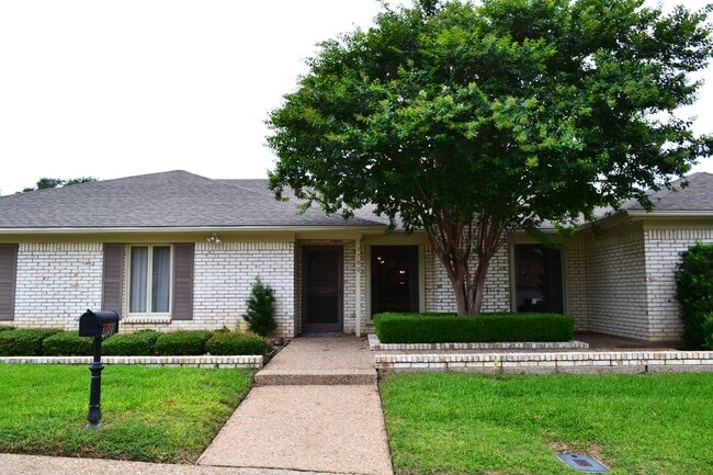 Building Photo - ***$600 OFF FIRST FULL MONTH'S RENT IF APP...