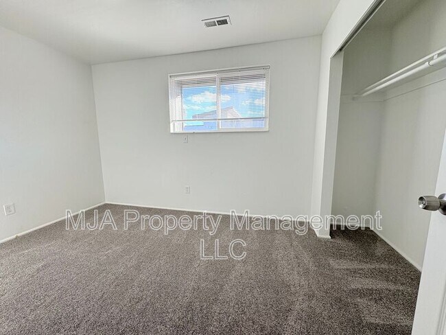 Building Photo - 2523 S Lakecrest Dr