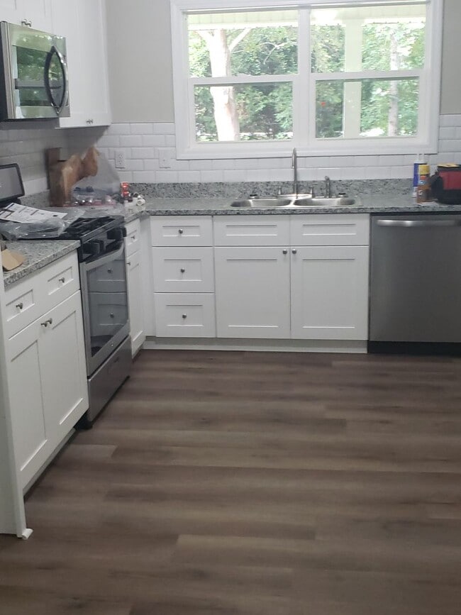 Building Photo - Lovely 4 Bedroom Home