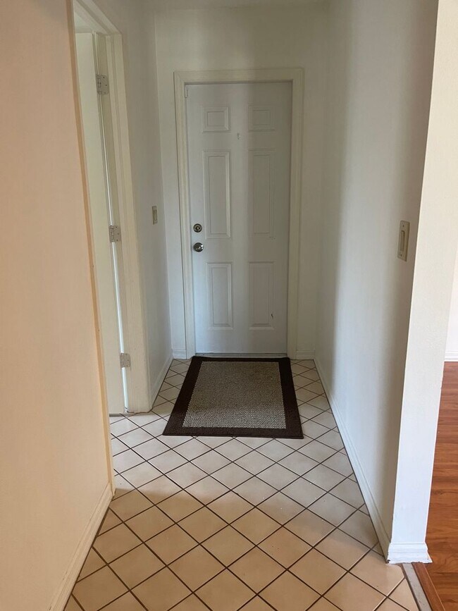 Building Photo - Adorable 2 bedroom 2 bath pool home in Seven Hills