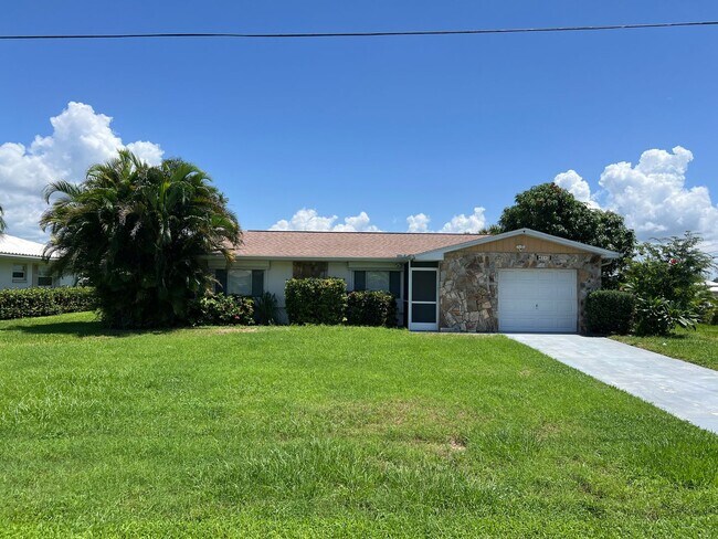 Building Photo - $3,300/month ** Short Term / Seasonal - Furnished ** 2 Bed / 1.5 Bath - Lakefront ** Single Famil...