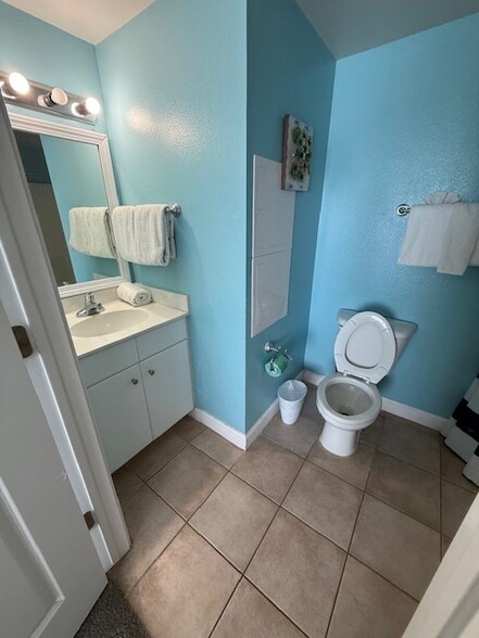 Building Photo - 9900 S Thomas Dr