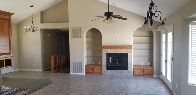 Building Photo - 304 W Mariposa Dr