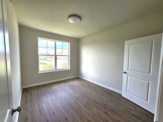 Building Photo - First Floor Luxury Flat