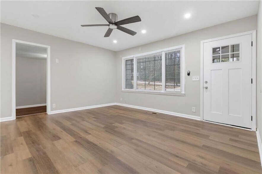 Building Photo - 2953 Meadowview Dr SE