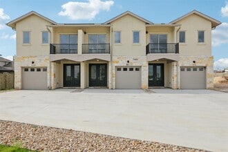 Building Photo - 302 Tesla Cir