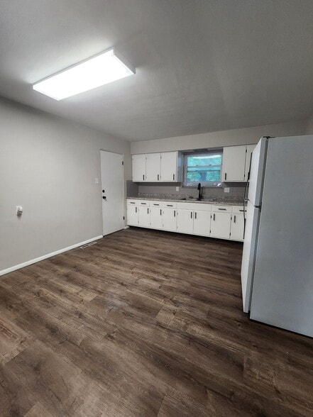 Building Photo - 922 S 74th St