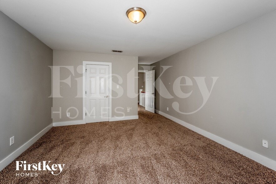 Building Photo - 4598 Clubview Dr