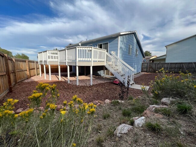 Building Photo - Lovely Ranch, Pikes Peak Views from Expans...